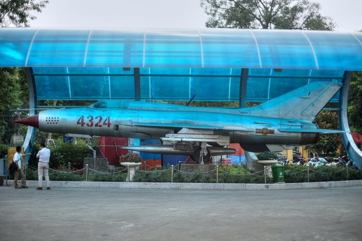 MiG-21 số hiệu 4324 là chiếc tiêm kích duy nhất của Không quân Việt Nam được sơn 14 ngôi sao đỏ, biểu tượng cho chuỗi chiến công vang dội trong năm 1967